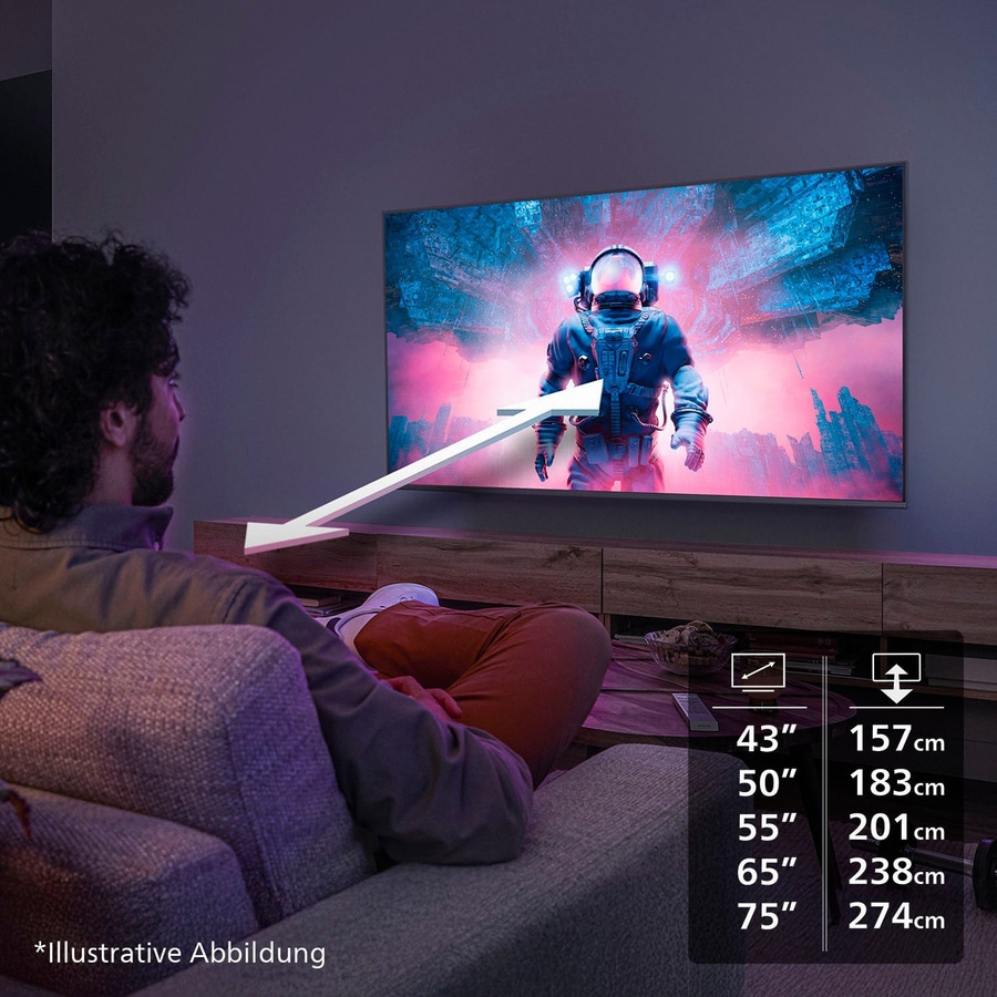 Mann schaut Fernseher. Größenangaben: 43", 50", 55", 65", 75" Zoll und cm.
