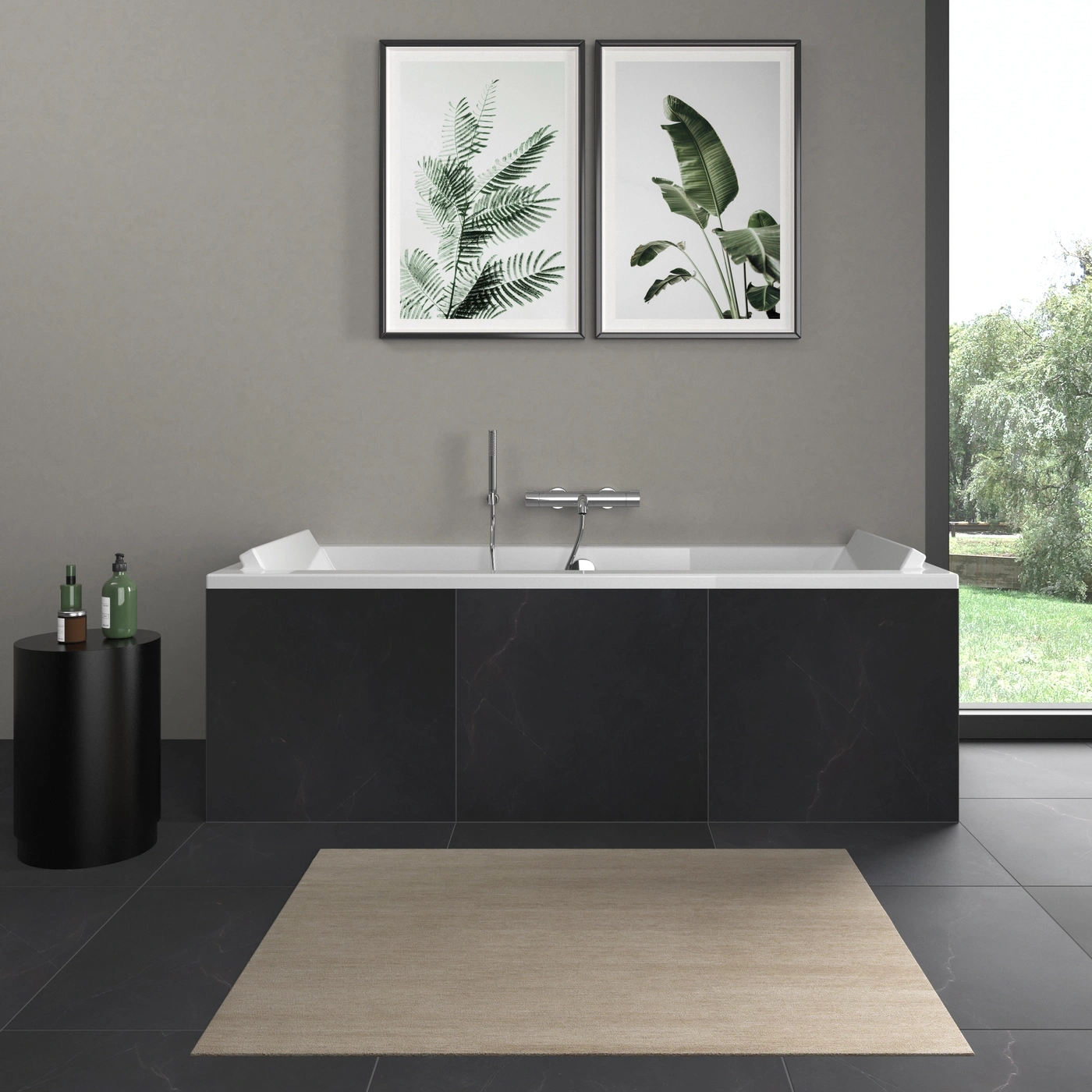 Badezimmer mit Badewanne, Pflanzenbildern und Teppich. Schwarze Fliesen und ein Fenster mit Blick ins Grüne.