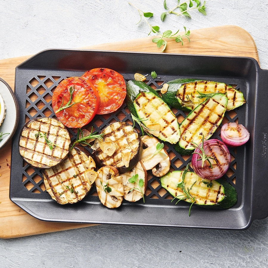 Gegrilltes Gemüse auf einem Grillrost, Tomaten, Zucchini, Auberginen, Zwiebeln