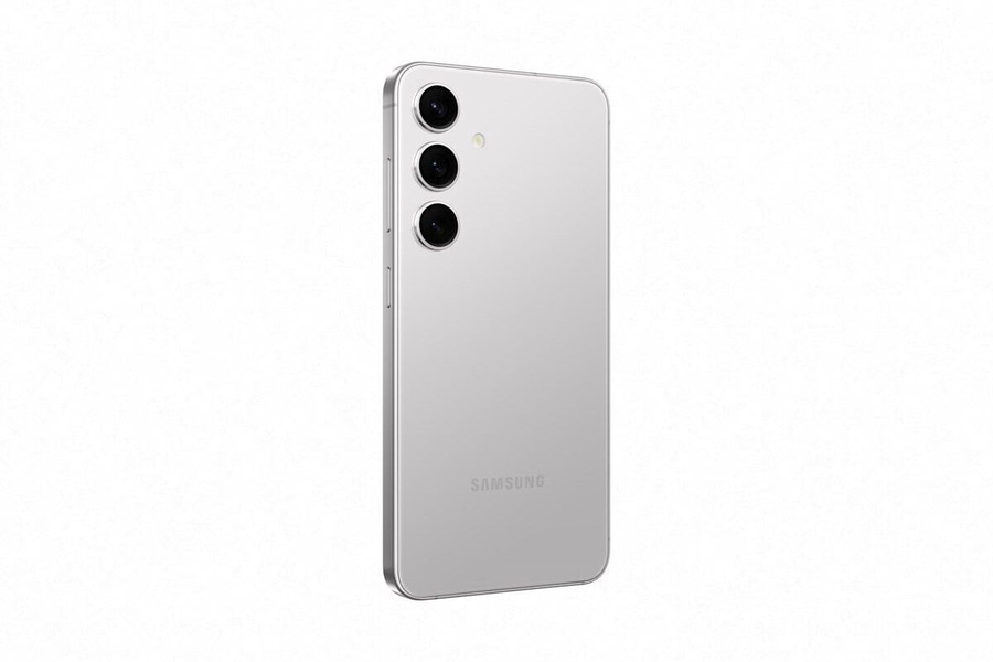 Silbernes Smartphone mit drei Kameras und Samsung-Logo auf weißem Hintergrund