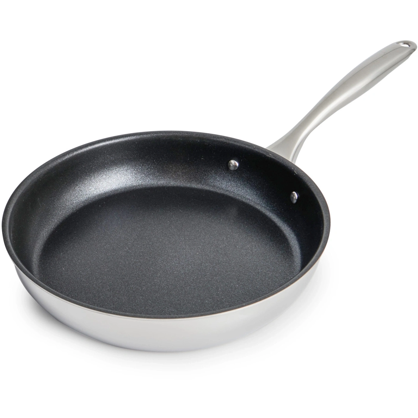 Eine Bratpfanne mit schwarzer Beschichtung und silbernem Griff auf weißem Hintergrund.