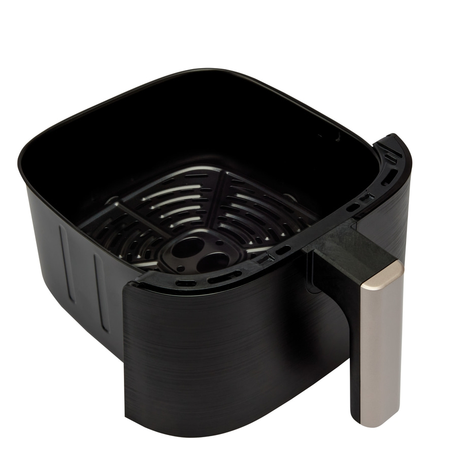Schwarze Airfryer-Schublade mit Griff und Innenrost, isoliert auf weißem Hintergrund.