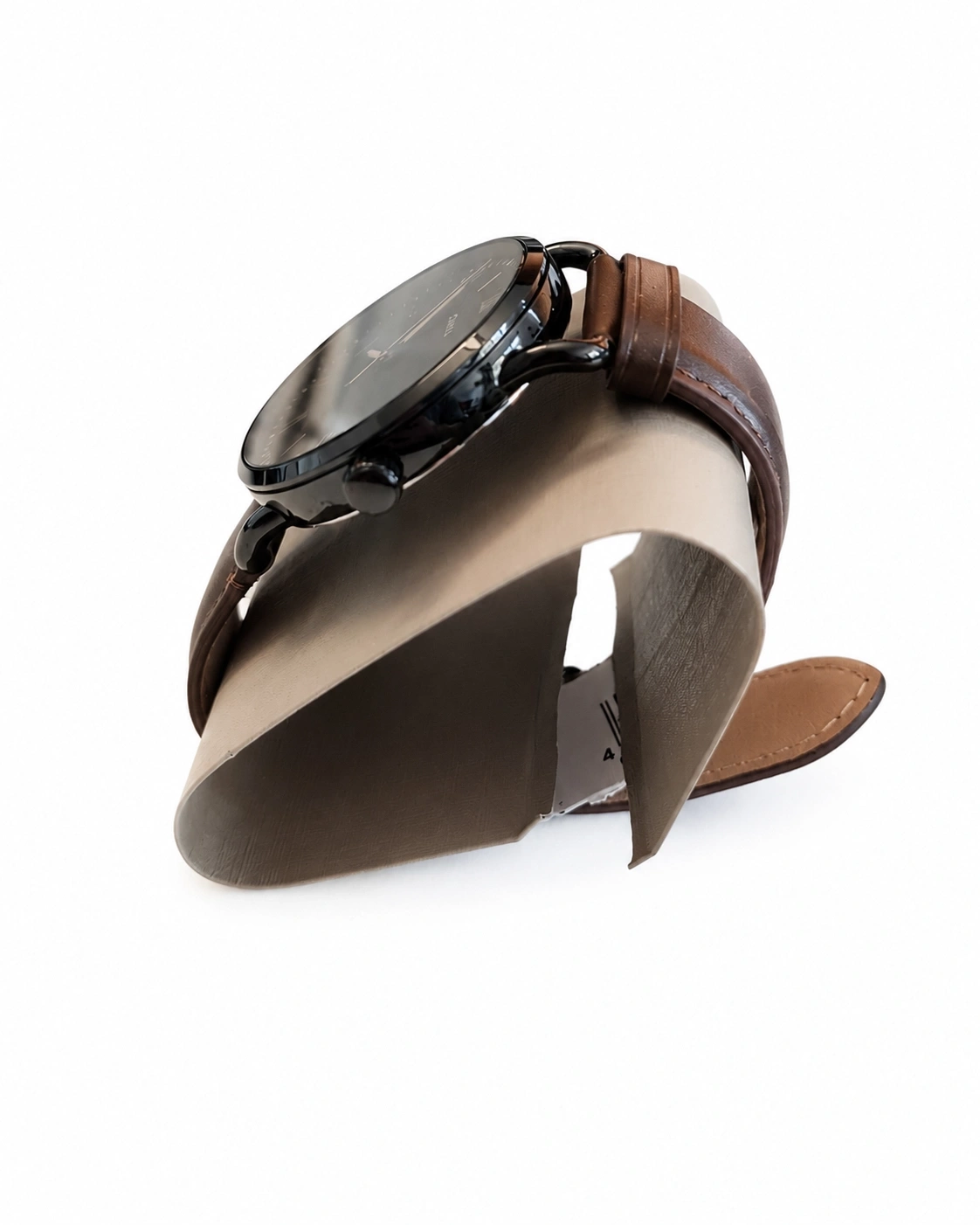 Schwarze Uhr mit braunem Lederarmband auf braunem Ständer