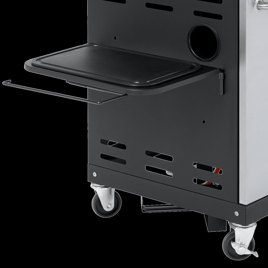 Schwarzer Grill mit Ablage, Rädern und Loch für Zubehör. Detailaufnahme.