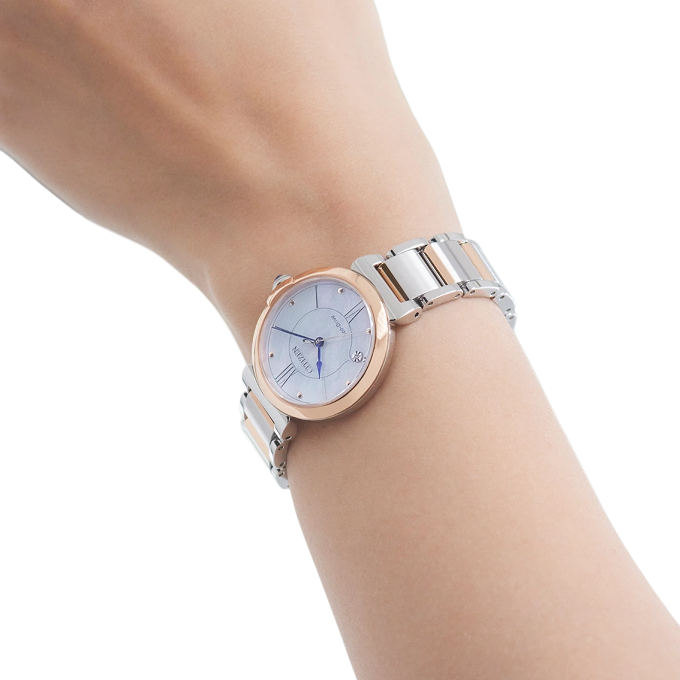 Nahaufnahme einer Hand mit einer Citizen-Uhr am Handgelenk, elegant.