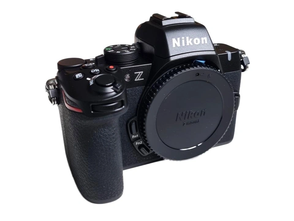 Schwarze Nikon Z-Kamera mit Objektivdeckel und Z-Bajonett.