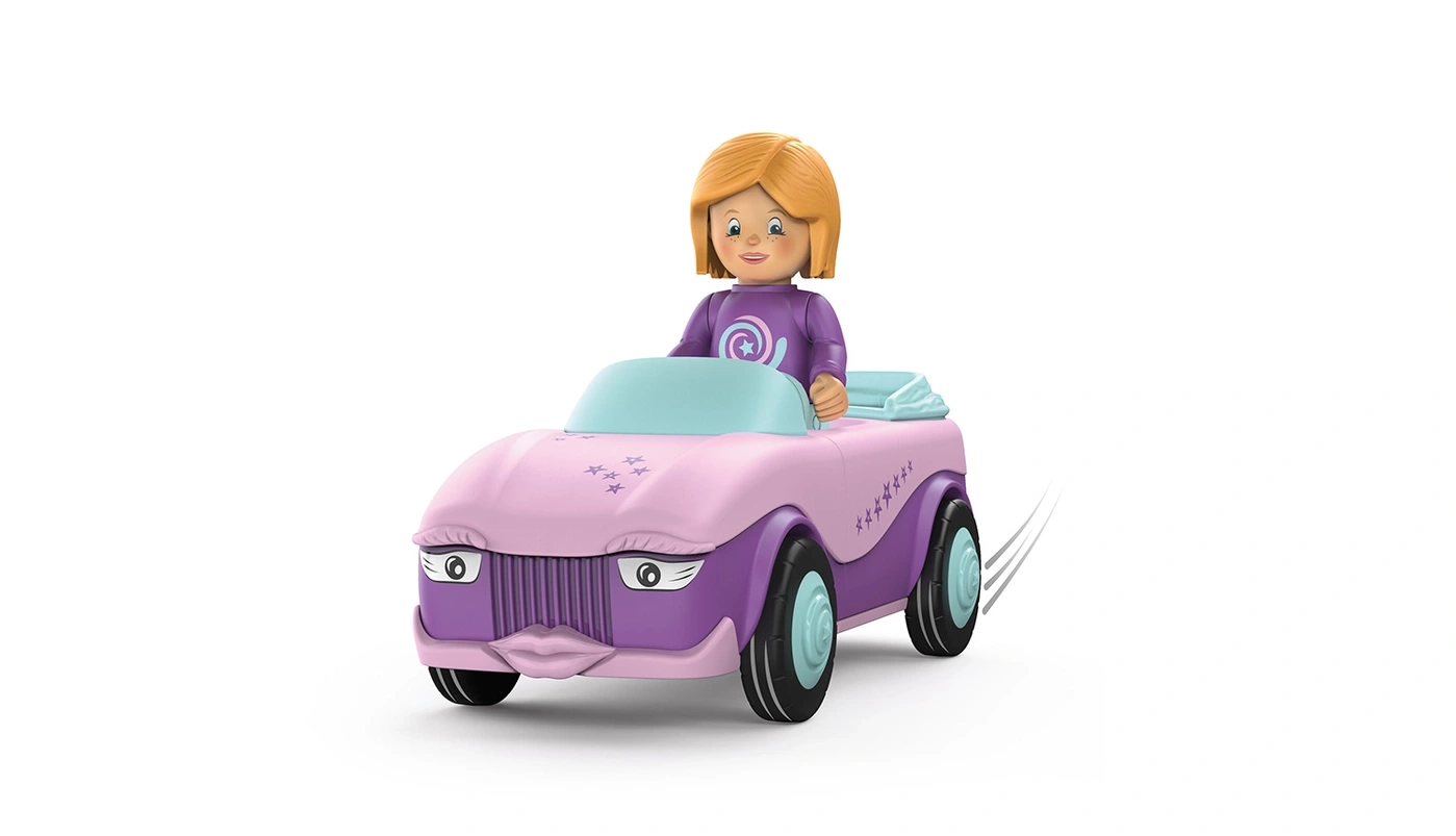 Ein Spielzeugauto mit einer Puppe fährt schnell
