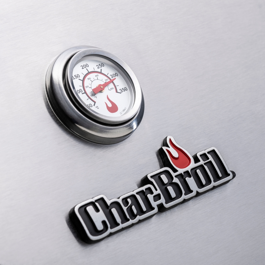 Nahaufnahme eines Thermometers und des Char-Broil-Logos auf einer Metalloberfläche.