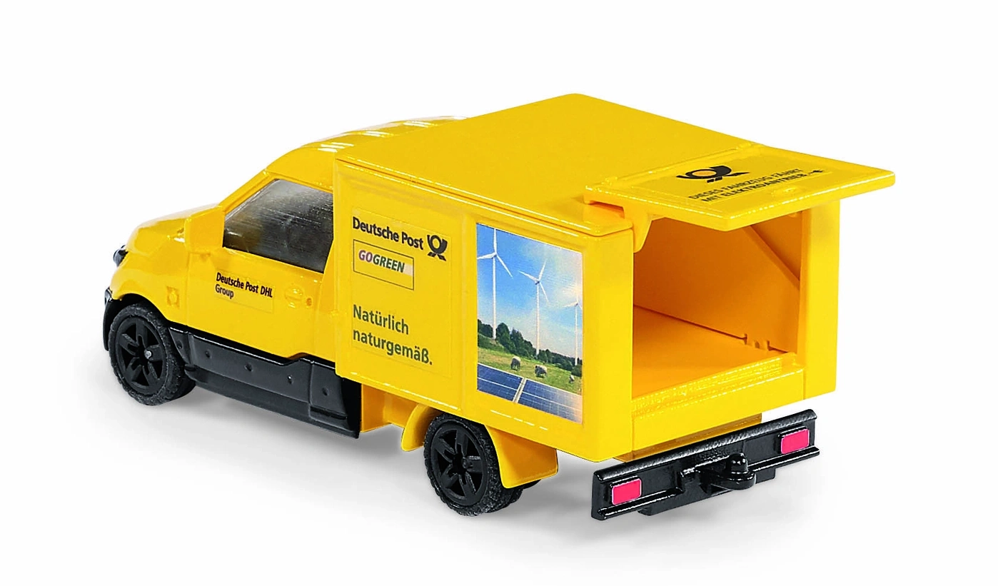 Gelber Lieferwagen mit "GoGreen"-Aufschrift und Windrädern