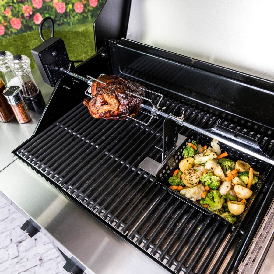 Grill mit Hähnchen und Gemüse. Leckeres Essen im Freien zubereiten.