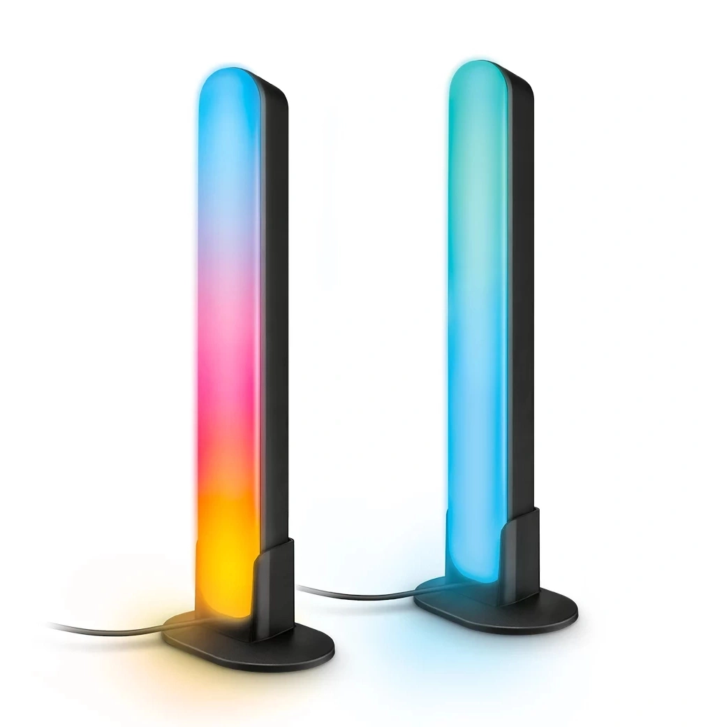 Zwei moderne LED-Lichtstäbe in verschiedenen Farben auf weißen Hintergrund.