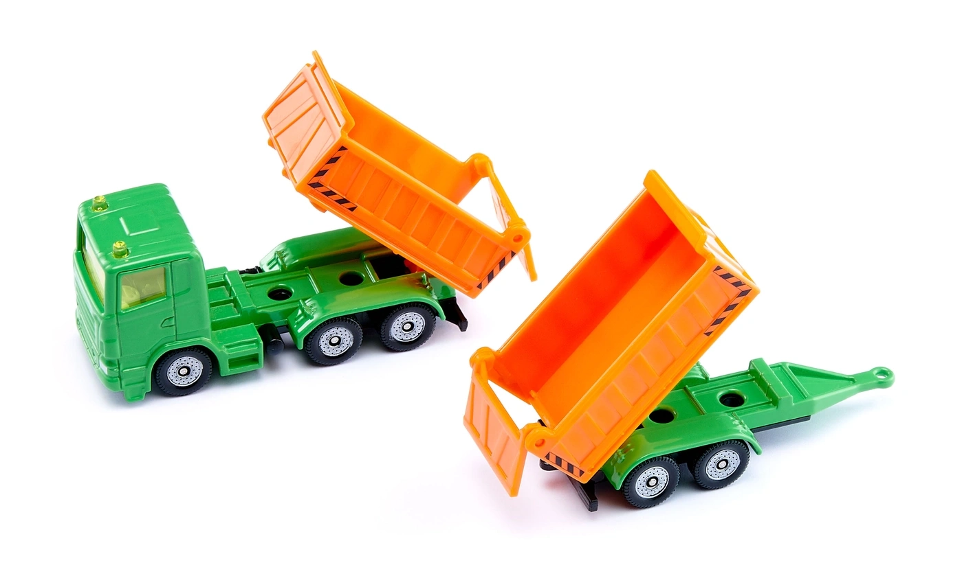 Zwei Spielzeugkipper, ein grüner LKW und ein grüner Anhänger mit orangefarbenen Kippern, auf weißem Hintergrund.