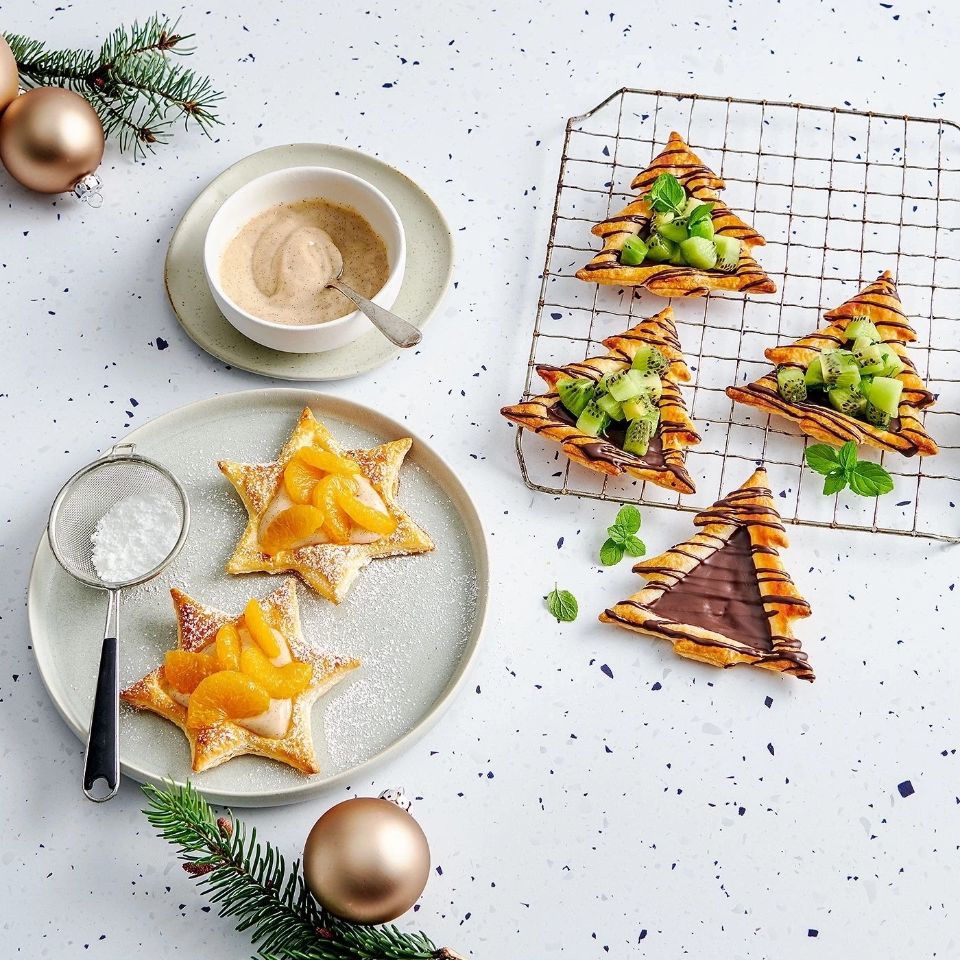 Weihnachtliche Gebäckstücke mit Früchten und Schokolade auf hellem Untergrund