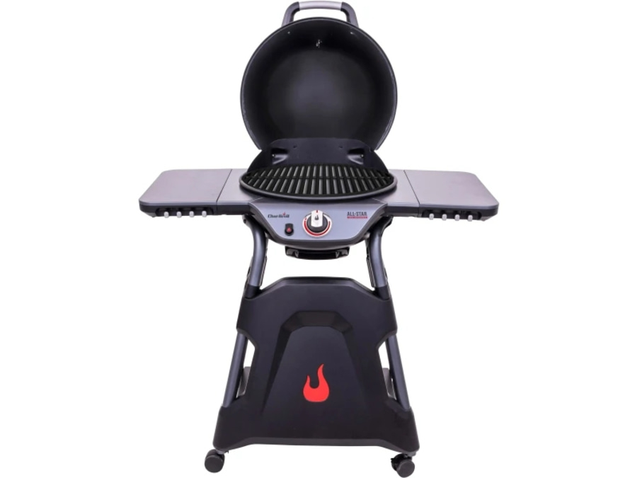 Schwarzer Grill mit offenem Deckel und rotem Flammenlogo