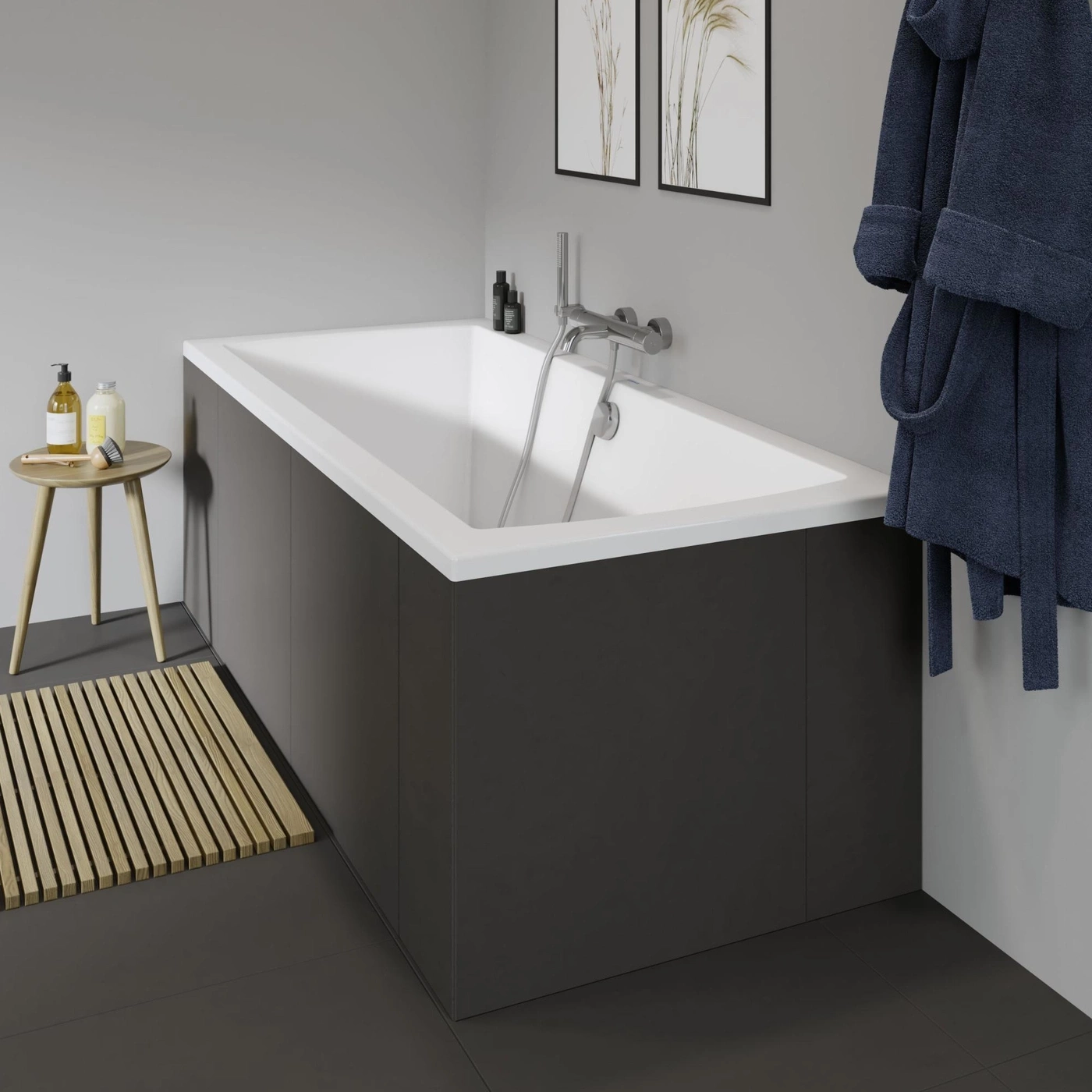 Badezimmer mit Badewanne, Bademantel, Holzmatte und Dekoration. Graue Wand.