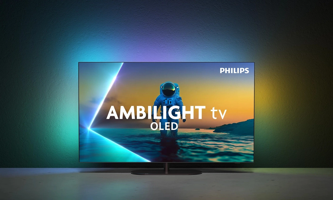 Ein Philips Ambilight TV mit Astronaut auf dem Bildschirm, beleuchtet von den Seiten.