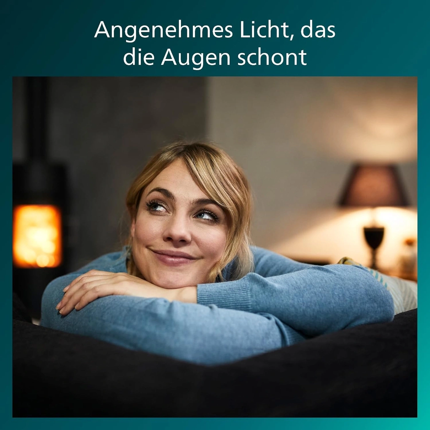 Eine Frau entspannt sich im Schein eines Kamins und einer Lampe.