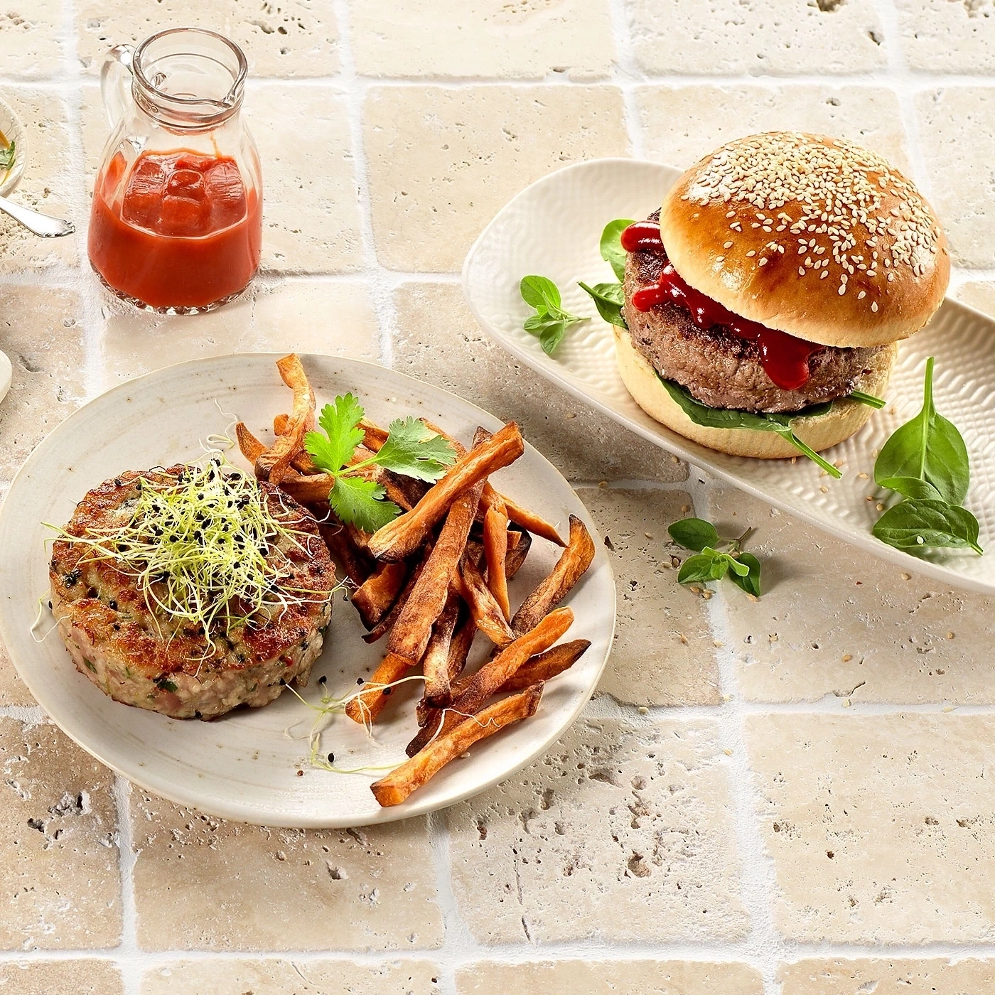 Burger mit Pommes und Ketchup, auf einem Tisch mit Fliesenmuster