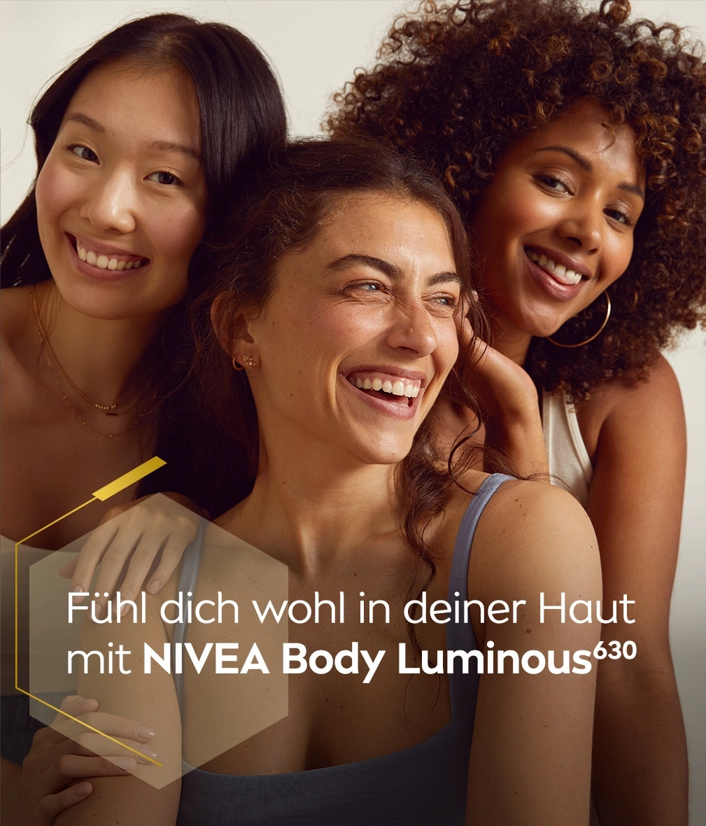 Drei lächelnde Frauen, die sich umarmen, mit NIVEA Body Luminous-Werbung.