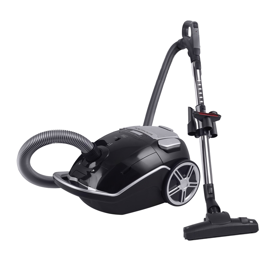 Schwarzer Staubsauger mit Zubehör vor weißem Hintergrund