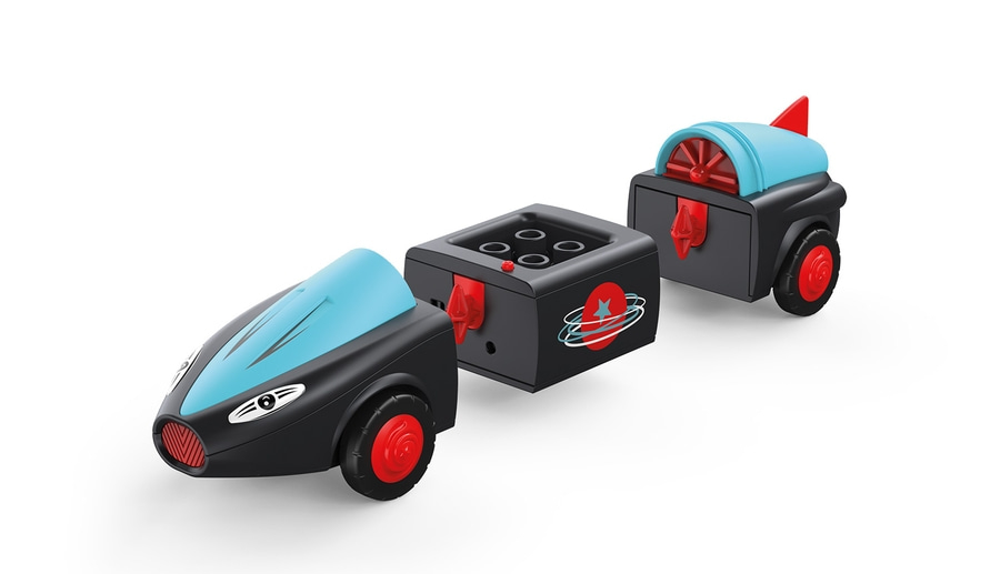 Spielzeugautos in Schwarz, Blau und Rot, die aneinander gekoppelt sind, auf weißem Hintergrund.