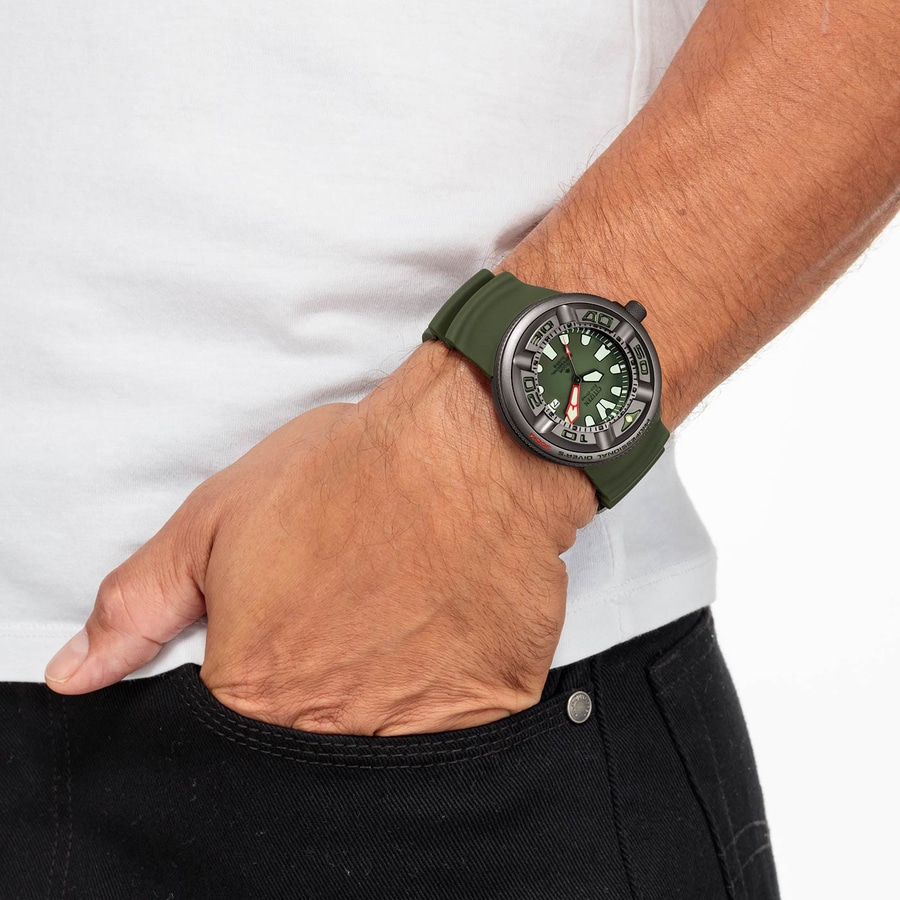 Mann mit Uhr, die Hand in der Hosentasche, Nahaufnahme, weißes T-Shirt