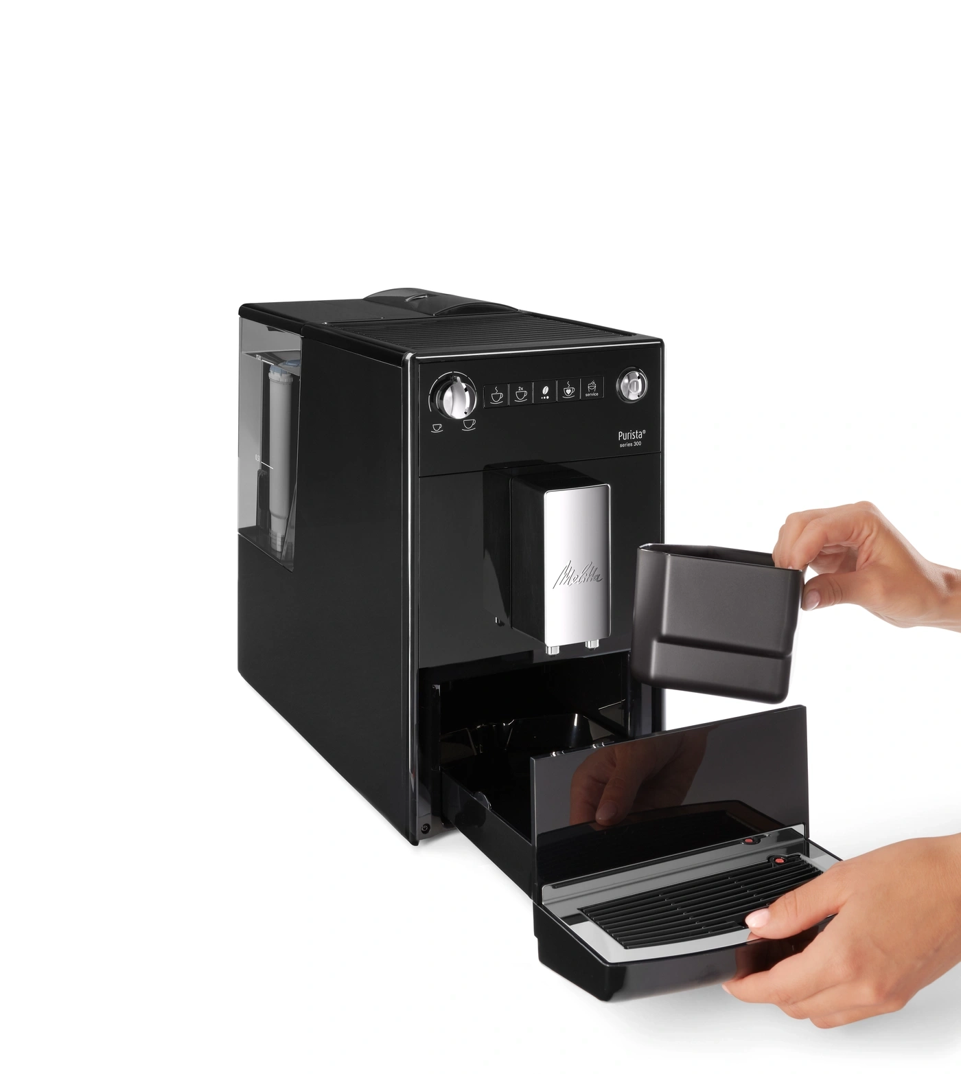 Schwarze Kaffeemaschine mit herausnehmbaren Teilen, die von Händen gehalten werden.