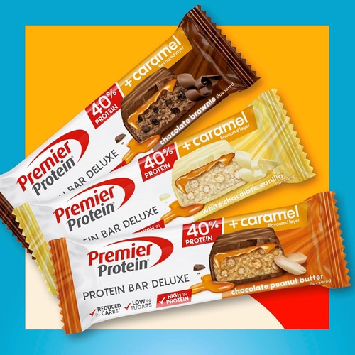 Drei Premier Protein Riegel in Schokolade Brownie, weiße Schokolade Vanille und Schokolade Erdnussbutter Geschmacksrichtungen auf einem gelben Hintergrund.
