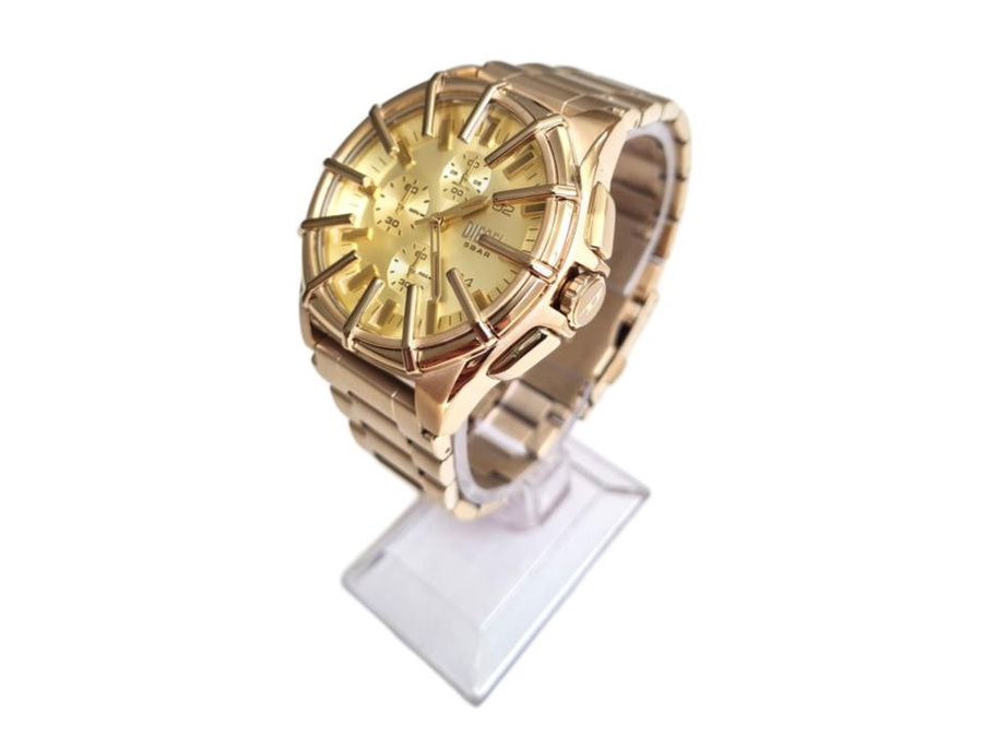 goldene Diesel-Armbanduhr mit silbernem Ständer, Nahaufnahme