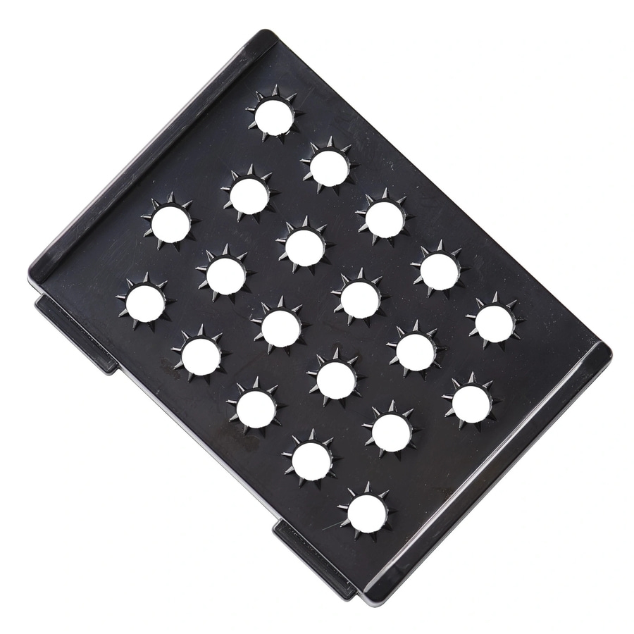 Schwarze Kunststoffplatte mit Löchern und Zacken, isoliert auf weißem Hintergrund