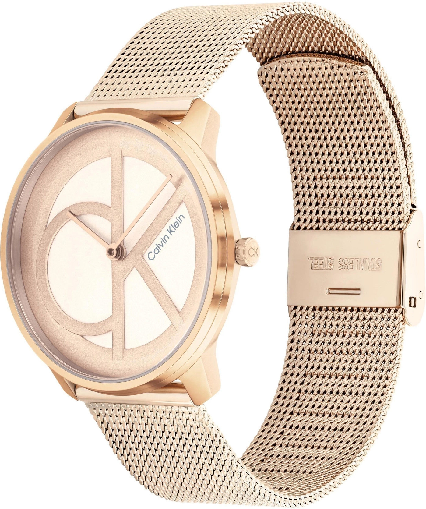 Eine goldene Calvin Klein Uhr mit feinem Mesh Armband und großem Logo auf dem Zifferblatt.