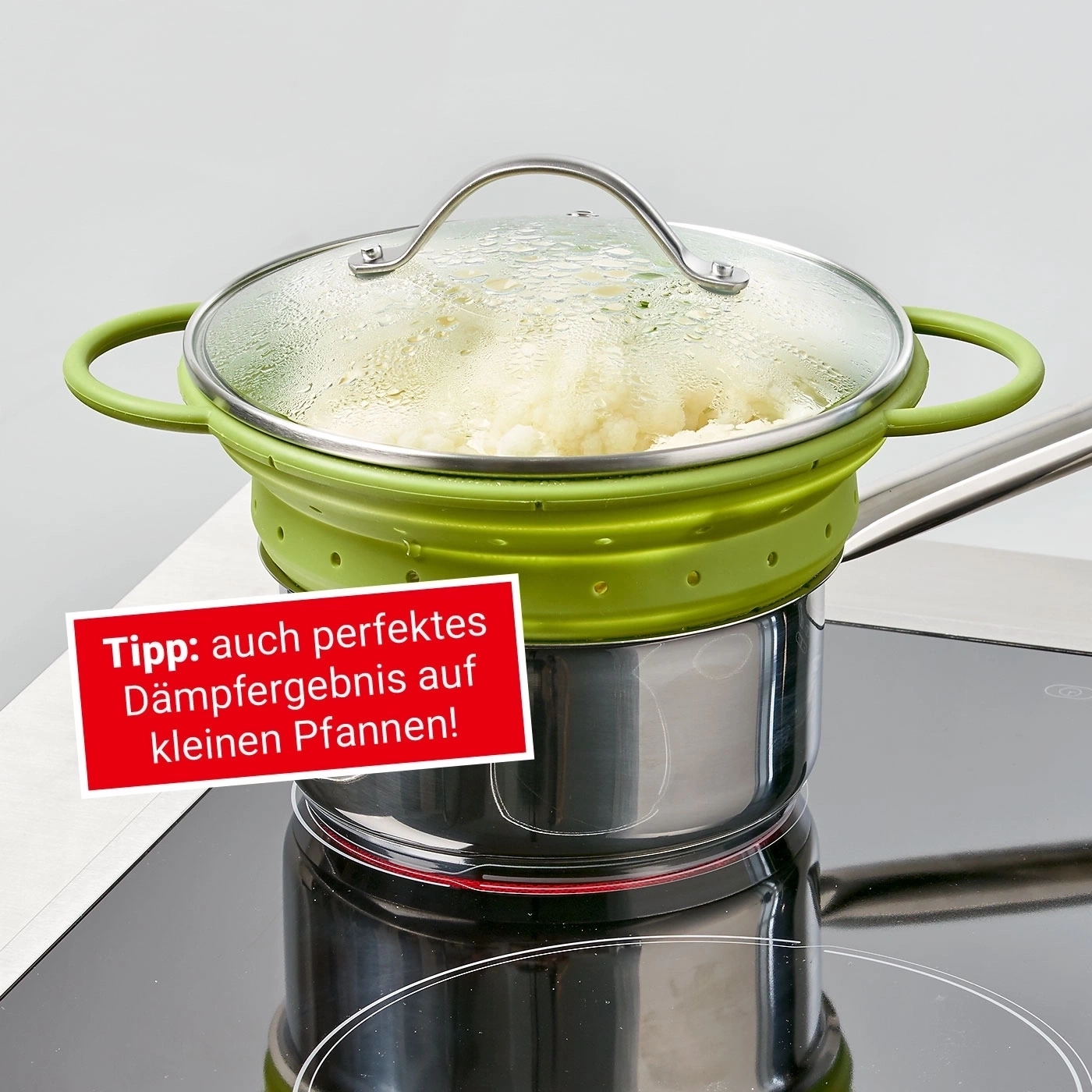 Dampfgarer mit Gemüse auf Herdplatte. Perfektes Ergebnis in kleinen Pfannen.