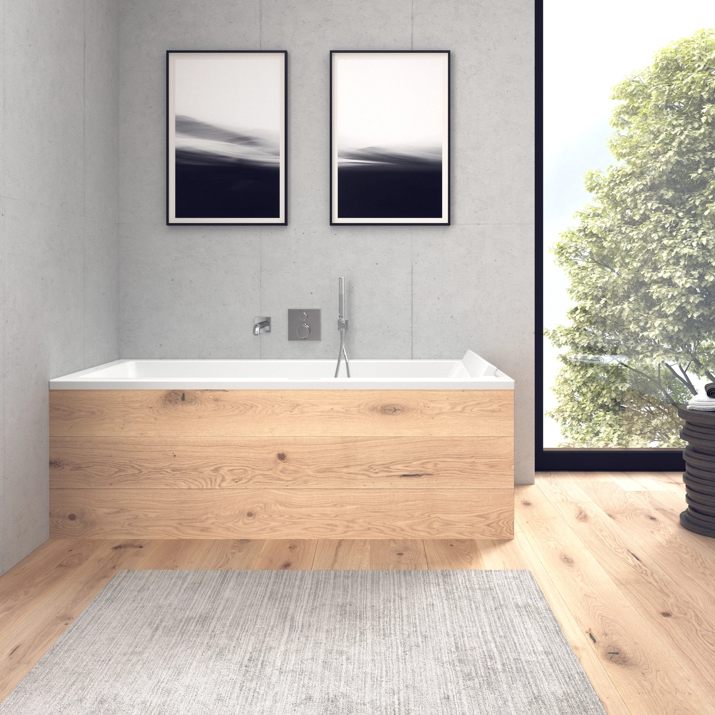 Badezimmer mit Holzboden, Badewanne, zwei Bildern und einem Fenster mit Baum