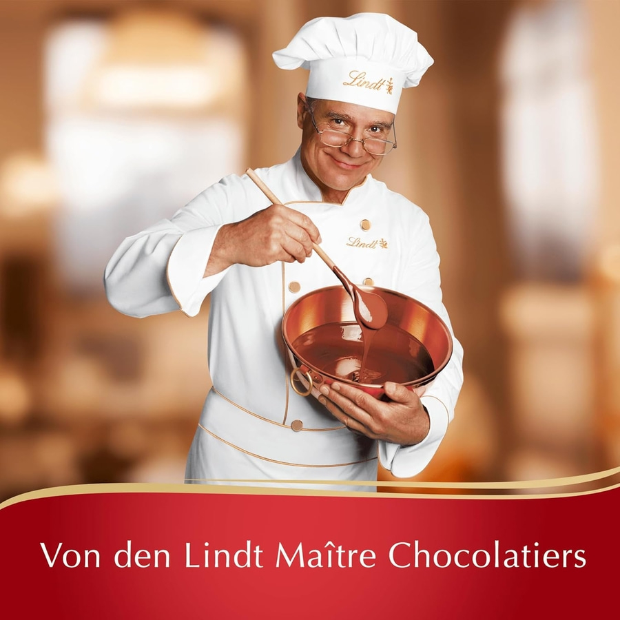 Ein Chocolatier rührt flüssige Schokolade in einem Kupferkessel.
