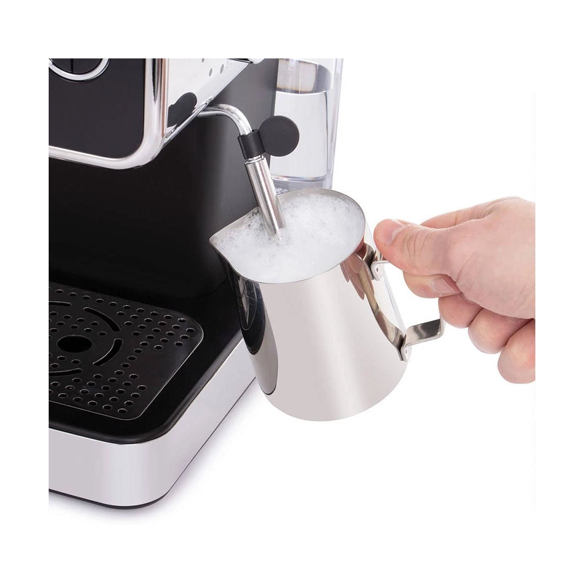 Ein Barista schäumt Milch in einem Metallkrug mit einer Espressomaschine.