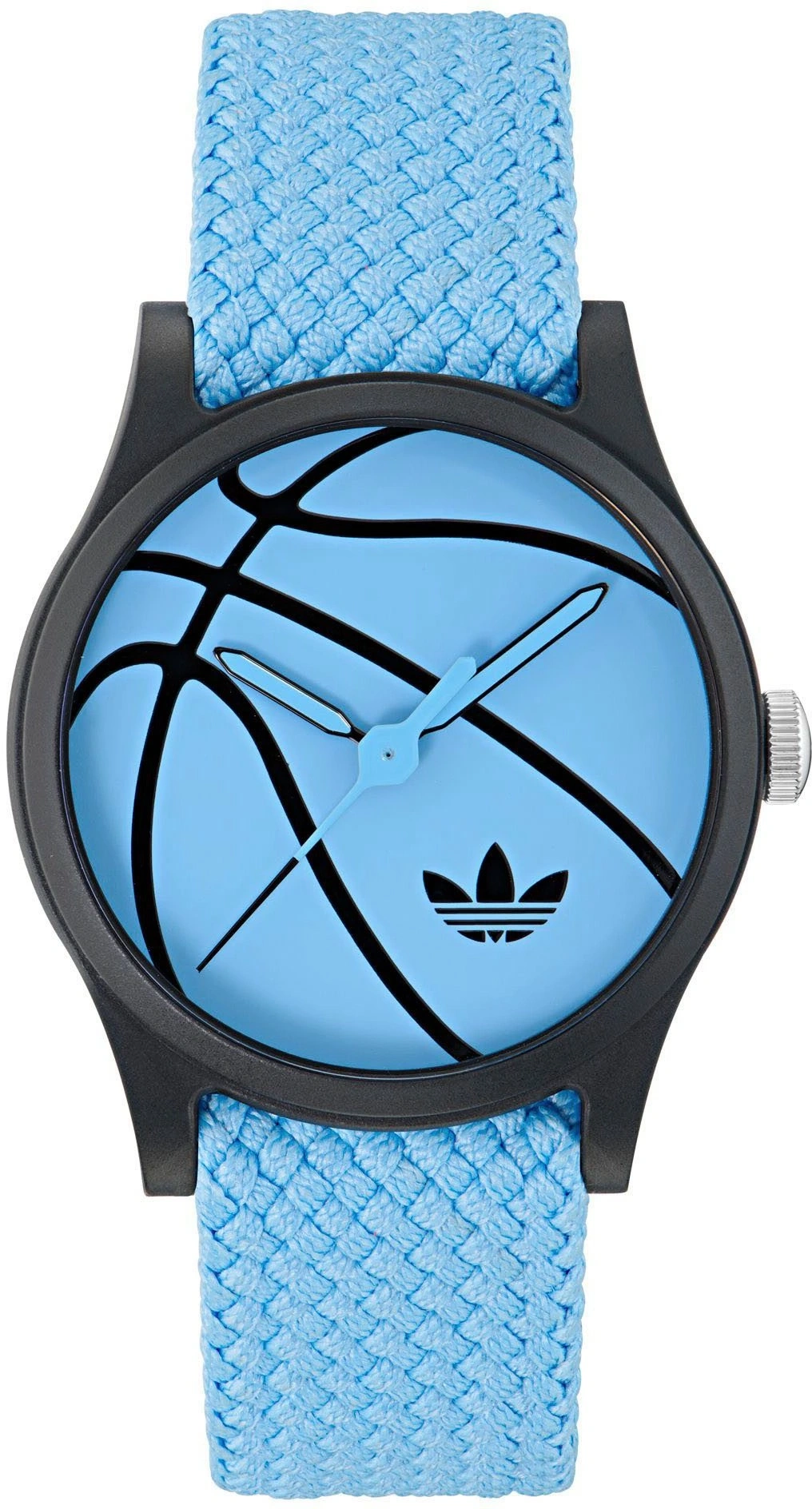 Eine blaue Adidas Uhr mit Basketballmuster auf dem Zifferblatt und blauem Stoffarmband.