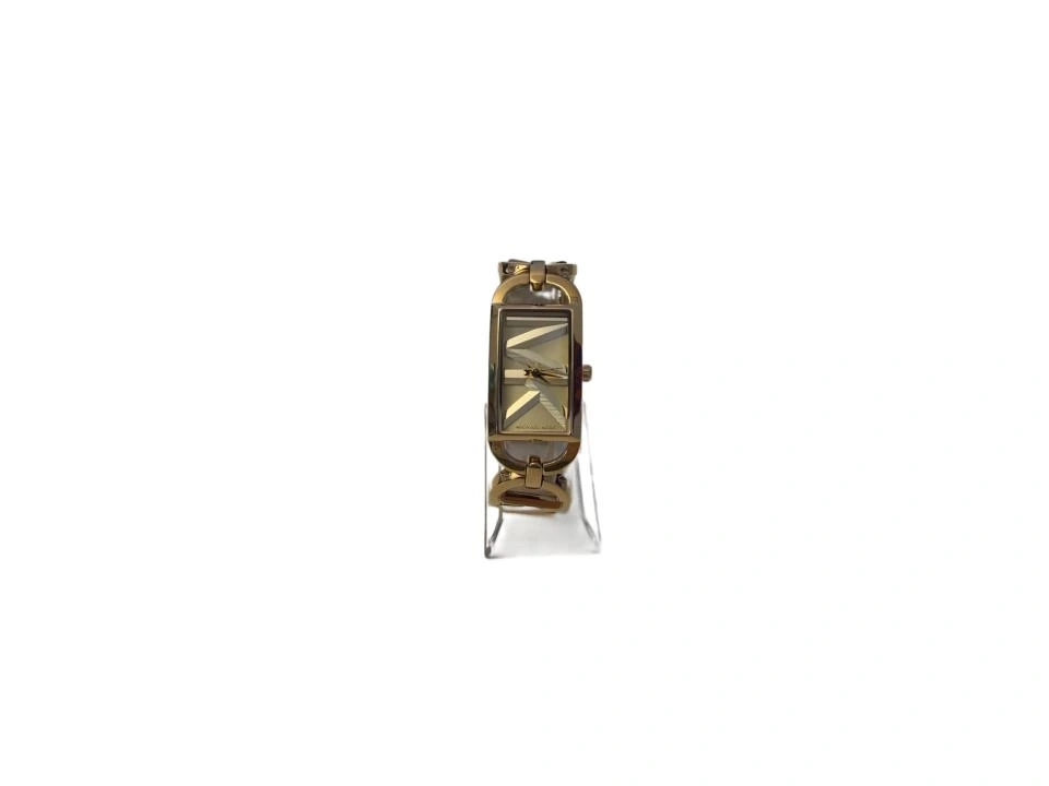 Eine goldene Damenuhr mit rechteckigem Zifferblatt und einem Gliederarmband.