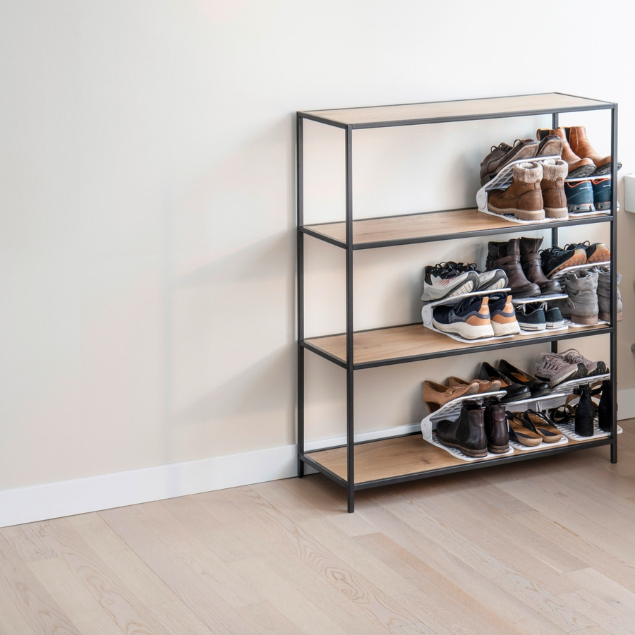 Schuhregal mit Schuhen, Holzregal, schwarzer Rahmen, helle Holzböden, Wand