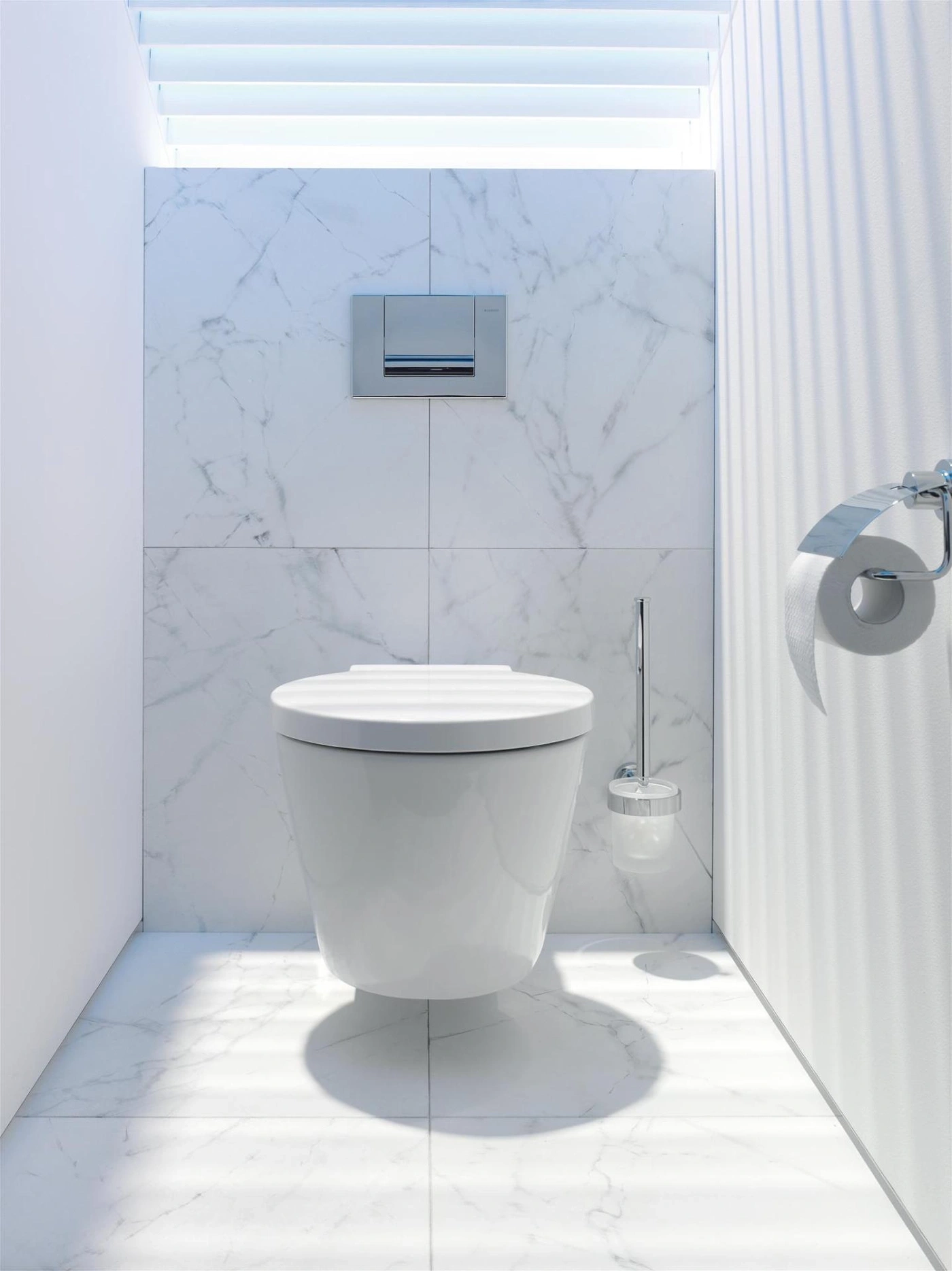 Modernes Badezimmer mit weißer Toilette, Marmorfliesen und Tageslicht.