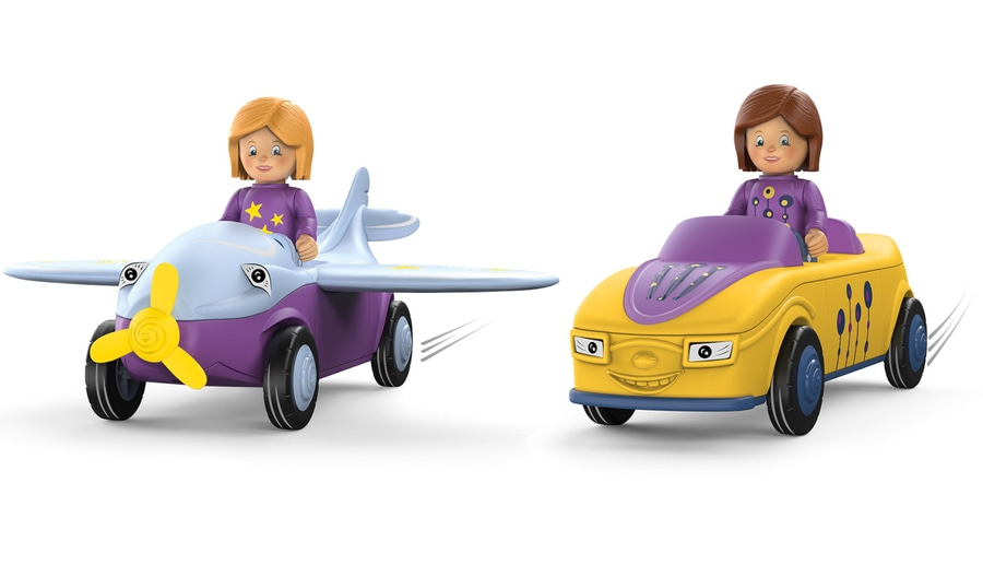 Spielzeug Flugzeug und Auto mit Puppen, die fahren und lächeln.