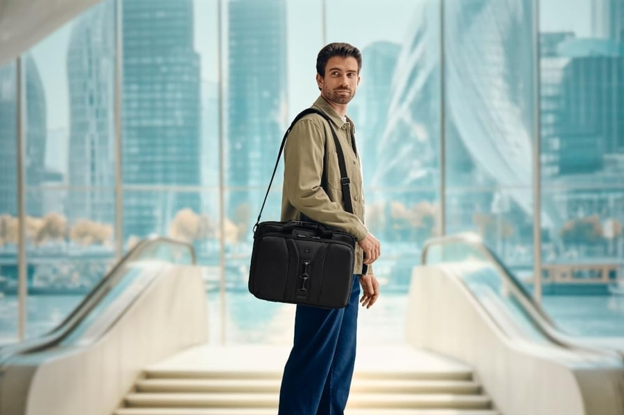 Mann mit Tasche vor Stadtlandschaft. Business-Look, modern, stilvoll, elegant, urban.