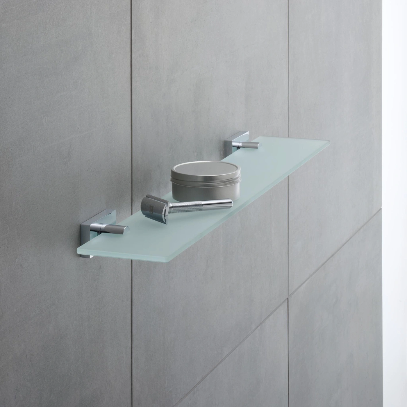 Glasregal mit Rasierer und Dose an grauer Wand. Badezimmer-Dekoration.