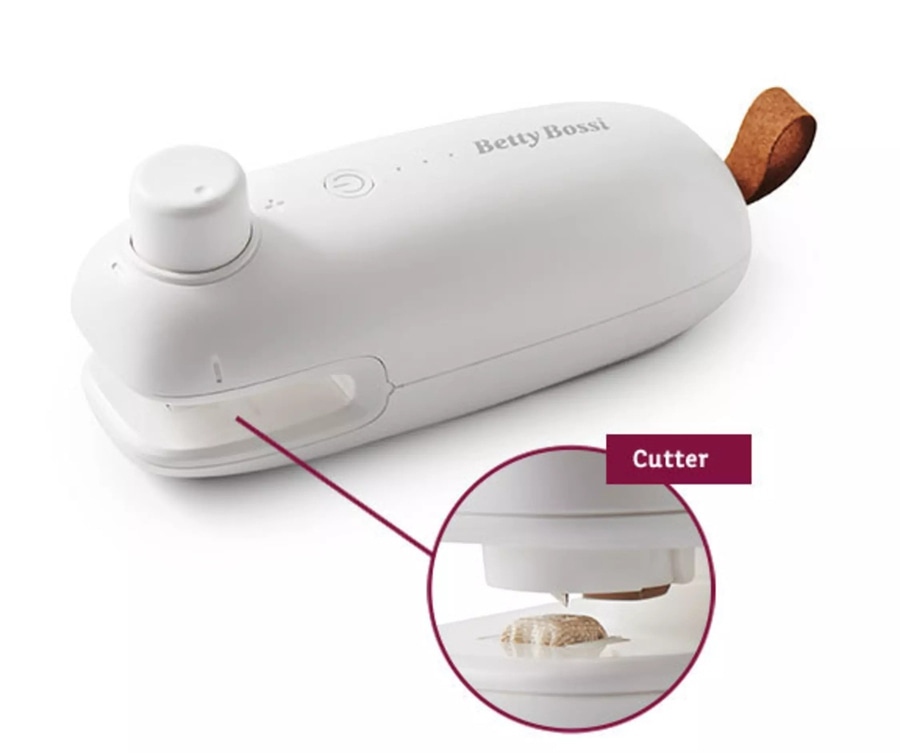 Weißes Küchengerät mit Cutter-Funktion, Marke Betty Bossi, mit braunem Griff