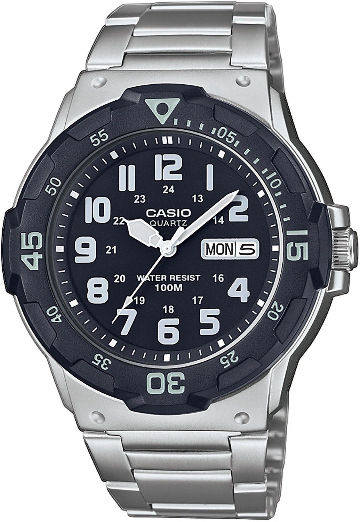 Eine Nahaufnahme einer Casio-Herrenuhr mit schwarzem Zifferblatt und silbernem Armband.