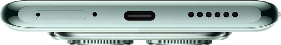 Nahaufnahme der Unterseite eines hellgrünen Smartphones mit Ladeanschluss und Lautsprecheröffnungen.