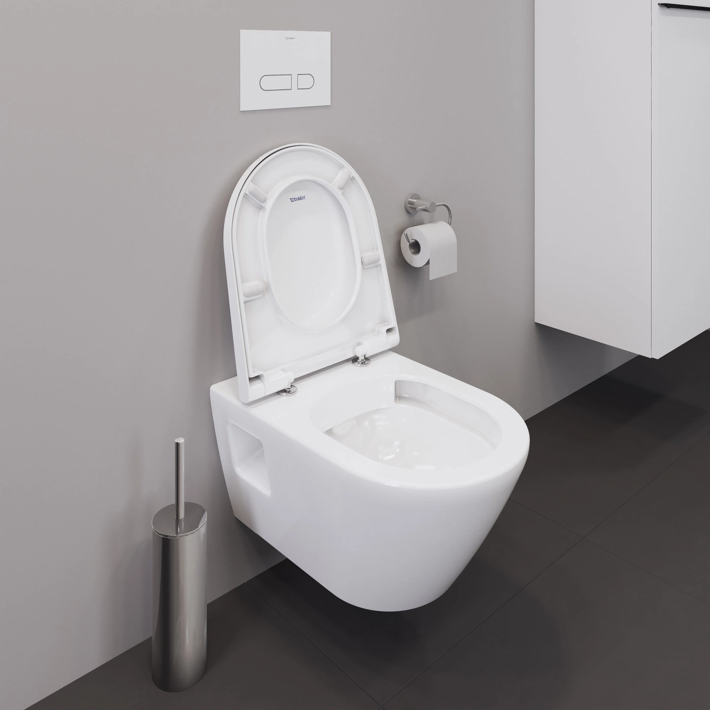 Hängendes WC mit Toilettendeckel, Toilettenpapierhalter und Toilettenbürste in einem Badezimmer