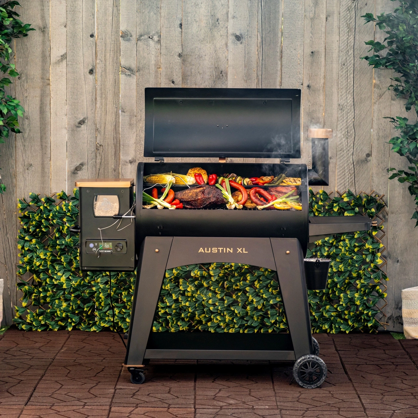 Ein Grill mit Fleisch, Würsten und Gemüse auf einem Holzgitter.