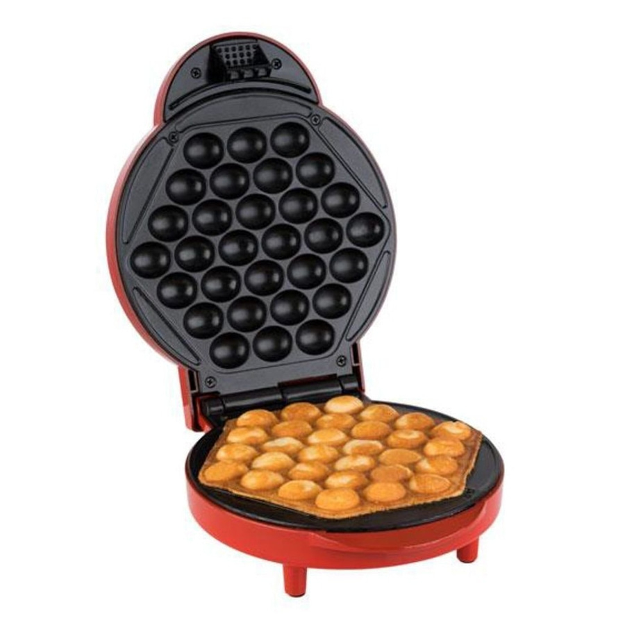 Roter Waffeleisen mit Waffeln, geöffnet, auf weißem Hintergrund, Nahaufnahme