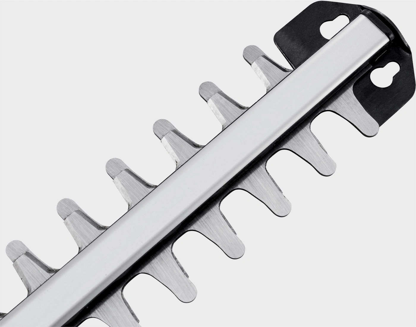 Nahaufnahme einer Heckenscherenklinge, zeigt detaillierte gezackte Schneiden und Befestigungspunkte. Metallisch und scharf, mit schwarzem Hintergrund.