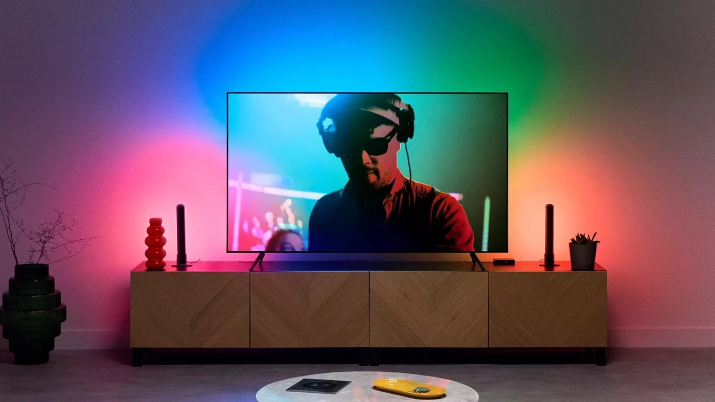 Fernseher mit bunten Lichtern hinter ihm